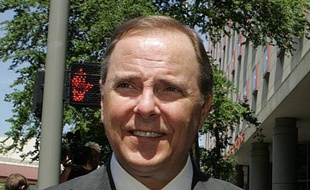 L'ex-PDG d'Enron Jeffrey Skilling, au coeur d'un énorme scandale financier au début des années 2000, va sortir de prison 10 ans plus tôt que prévu, sa peine ayant été réduite vendredi à 14 ans de détention.