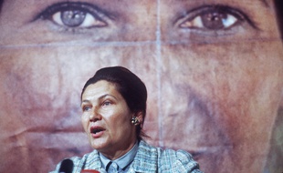 French Minister for Health, Simone Veil, candidat for the European elections, gives a speech in May 1979, in Paris during the electoral campaign. / AFP PHOTO / STAFF