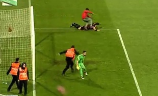 Un arbitre frappé au sol par un supporter de Trabzonspor, le 24 avril 2016.