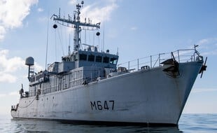 Le chasseur de mines L'Aigle, appartenant à la Marine nationale, a été utilisé pour repérer un bateau naufragé.