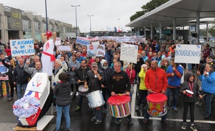 Manifestation pour le transfert de l'aéroport Nantes-Atlantique hors de la métropole nantaise.