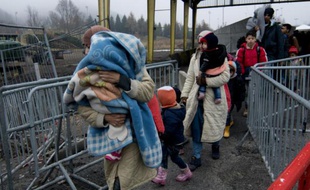 Des migrants font la queue à un point de transit de la ville autrichienne de Spielfeld, sur la frontière avec la Slovénie, le 9 décembre 2015