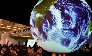 Des personnes sur le stand américain de la COP21 le 8 décembre 2015 au Bourget
