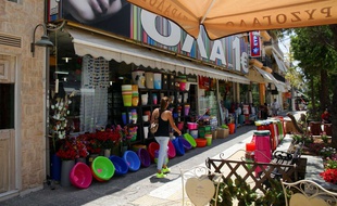 Une femme passe devant un magasin discount à Athènes (Grèce), le 6 juillet 2015.