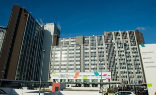 Un enfant sous chimiothérapie au centre anticancer Gustave-Roussy de Villejuif est décédé en mai à cause d'une «erreur» dans son traitement. Cette nouvelle, passée sous silence, a été révélée dans un reportage de France 2 sur l'organisation de la pharmacie du centre.
