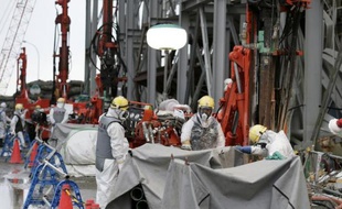 Des techniciens travaillent à la centrale accidentée de Fukushima Daiichi, le 9 juillet 2014, à Okuma
