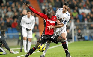 Le milieu offensif Michaël Pereira à la lutte avec le défenseur madrilène Alvaro Arbeloa, en janvier 2011.