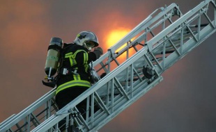Un important incendie ravageait samedi soir sur le port de Boulogne-sur-Mer (Pas-de-Calais) un hangar contenant des matières potentiellement explosives, ont indiqué les pompiers.