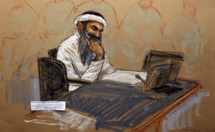 Les cinq accusés des attentats du 11-Septembre comparaissaient à nouveau lundi devant un tribunal militaire à Guantanamo, après près de quatre mois de suspension des audiences préliminaires destinées à préparer un procès qui n'est toujours pas en vue.