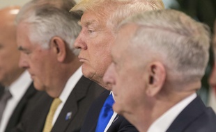 Donald Trump entouré de ses ministres Rex Tillerson et Jim Mattis, à Bruxelles le 25 mai 2017.