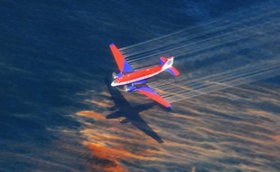 Un avion qui largue du dispersant dans le Golfe du Mexique, pour lutter contre la marée noire, le 5 mai 2010.