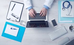 Illustration d'un médecin derrière son ordinateur.