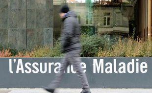 Un homme passe devant un bâtiment de l'Assurance maladie, le 29 janvier 2014 à Lille