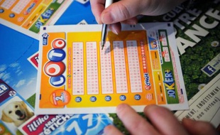 Une personnse remplie une grille de Loto
