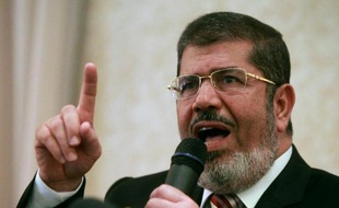 Vingt-cinq personnes seront jugées en Egypte pour "outrage à magistrat", dont le président Mohamed Morsi destitué par l'armée et plusieurs islamistes mais aussi des figures du courant libéral, dont le militant Alaa Abdel Fattah, a-t-on appris de sources judiciaires.