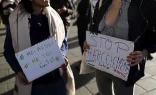 Deux femmes manifestent à Marseille contre le harcèlement et les violences sexuelles, le 29 octobre 2017.