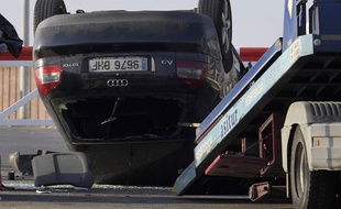 Le véhicule utilisé comme voiture-bélier contre des passants à Cambrils. AFP PHOTO / LLUIS GENE