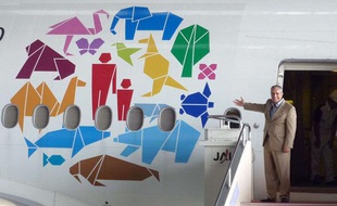 Le secrétaire de la Convention sur la diversité biologique, Ahmed Djoghlaf, présente le logo de la COP10 sur un avion de Japan Airlines, le 29 août 2010 à Tokyo.