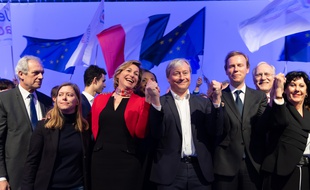 Laurent Henart (au centre avec la chemise blanche) au congrès du mouvement radical, samedi 9 mars.