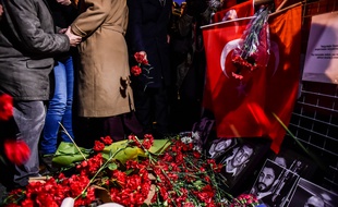 Les gens déposent des fleurs en face de la boîte de nuit Reina le 3 janvier 2017 à Istanbul jours après qu'un homme armé a tué 39 personnes lors des célébrations du Nouvel An. AFP PHOTO / YASIN AKGUL