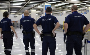 Les douanes contrôlent les passagers en provenance de Guyane, ici à l'aéroport d'Orly.