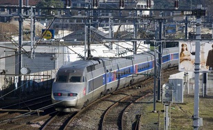 Un TGV rejoint la gare de Nantes.