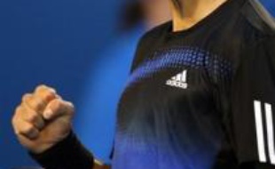 Le Serbe Novak Djokovic s'est qualifié pour la finale de l'Open d'Australie en battant le Suisse Roger Federer en trois sets 7-5, 6-3, 7-6 (7/5), vendredi à Melbourne, et rencontrera le Français Jo-Wilfried Tsonga dimanche en finale.