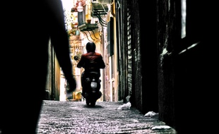 Un homme à scooter. Illustration