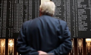 Un trader observe les cours de la Bourse de Madrid le 10 mai 2010