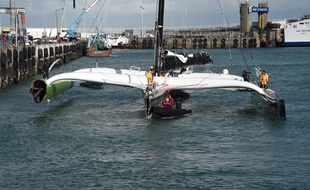 Thomas Coville a heurté un cargo avec son trimaran, dès le premier jour de la Route du Rhum, le 2 novembre 2014.