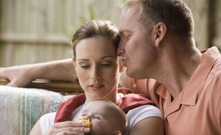 Couple avec un bébé (illustration).