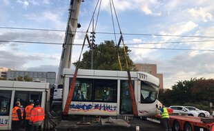 Dans la nuit de mercredi à jeudi, une voiture roulant a vive allure a percuté un tramway à Lyon.