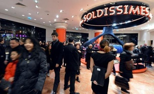 Le coup d'envoi national des soldes d'hiver devait être donné mercredi dès 08h00, avec des démarques importantes attendues, dans un contexte où les consommateurs restreignent leurs budgets et où les ventes de textile souffrent particulièrement de la crise et d'une météo trop douce.