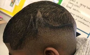 Les responsables de l'établissement ont colorié au feutre noir la coupe de cheveux d'un collégien au Texas.
