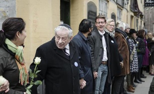 Un millier de personnes forment une "chaîne de la paix" autour de la synagogue de Copenhague, un mois après le meurtre d'un Juif danois à cet endroit, le 14 mars 2015