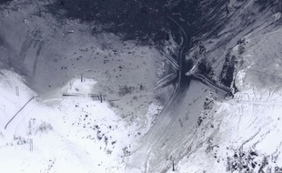 Un nuage de cendres volcaniques recouvre les pistes d'une station de ski de Gunma, au Japon, le 23 janvier 2018.