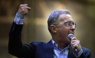 C'est la première fois dans l'histoire de la Colombie qu'un ex-président retourne en politique. Pour Alvaro Uribe, 61 ans, champion de la fermeté face aux Farc, le dialogue avec la guérilla met en danger le pays. "Pas de paix sans sécurité", martèle-t-il dans un entretien exclusif à l'AFP.