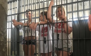 Anastasia Vashukevich (au centre) a été arrêtée en Thaïlande avec plusieurs ressortissants russes pour avoir organisé un atelier «sexologie».