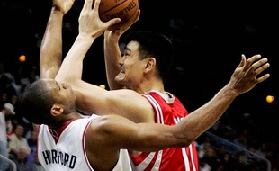 Et bing dans la machoire d'Al Hortford. Dis bonjour au coude de Yao Ming, Al.