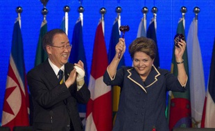 Dilma Rousseff, présidente du Brésil, clôt le sommet Rio+20 au côté du secrétaire général des Nations unies, Ban Ki-moon, le 22 juin 2012.