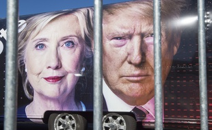 Les portraits d'Hillary Clinton et Donald Trump sur un camion de CNN.