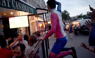 Un supporter devant un bar à Paris