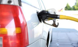 Les jeunes auraient siphonné une Twingo avant de prendre la fuite.