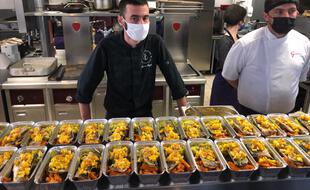 Pierre >Plagnet, le chef des Belles gamelles supervise les plats qui seront livrés aux sans-abris.