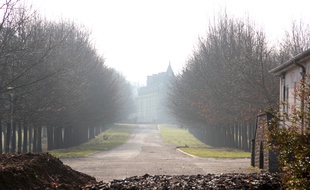 La route principale montre l'étendue du domaine. Au loin le château.