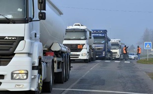 Des routiers bloquent une route près de Saint-Nazaire, le 16 mars 2015