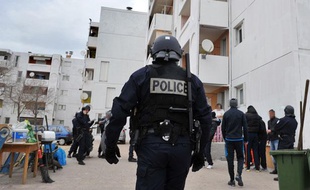 Photo prise le 12 janvier 2012 de policiers lors d'une opération de lutte contre les trafics de drogues et d'armes dans la cité Bassens, dans les quartiers nord de Marseille.