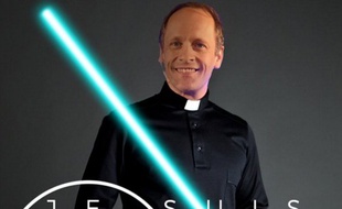 Un prêtre lyonnais a pris la pose avec un sabre laser sur une photo postée sur twitter à la veille de la sortie du nouveau Star Wars.