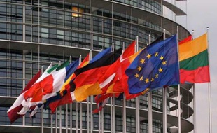 Drapeaux devant le Parlement européen à Strasbourg en avril 2008.