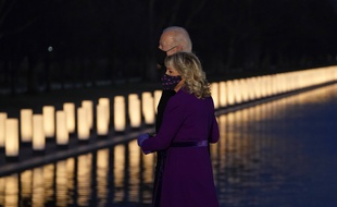 Joe et Jill Biden, mardi soir, rendant hommage aux morts et mortes du Covid-19.